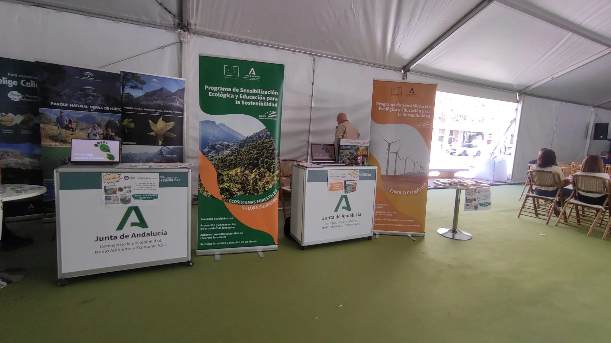 Alumnado participando en actividades de educación ambiental y sensibilización ecológica en centros educativos andaluces