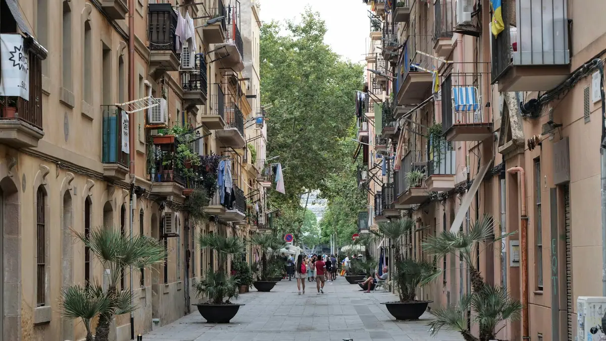Calle urbana con edificios de viviendas, ámbito de un plan de reforma interior