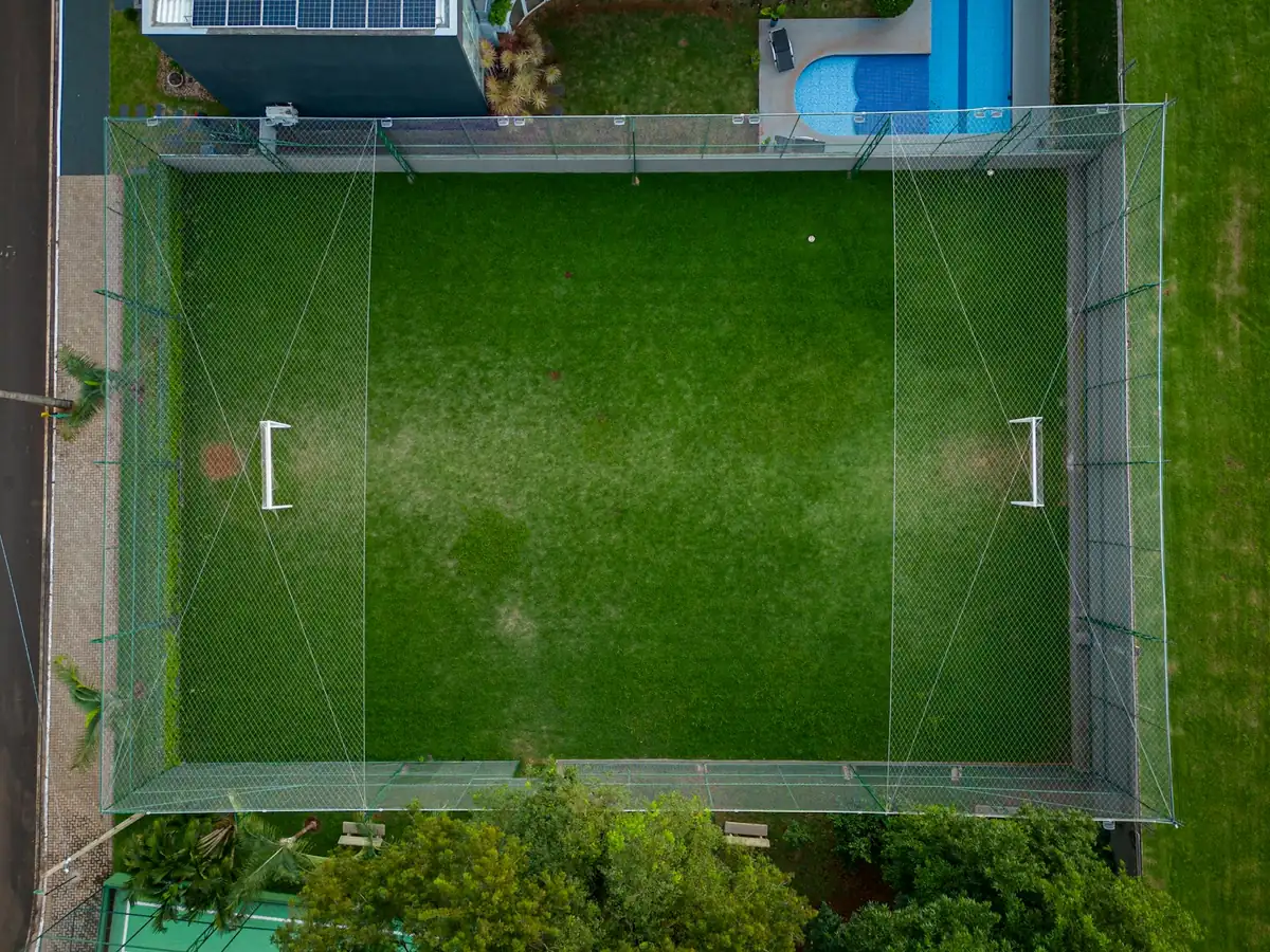 Vista aérea de un campo de fútbol municipal de césped