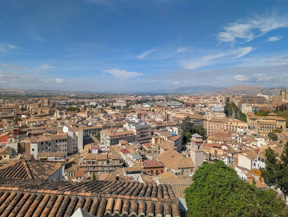 Vista panorámica de una ciudad con tejados de teja, ámbito de un plan de ordenación urbana