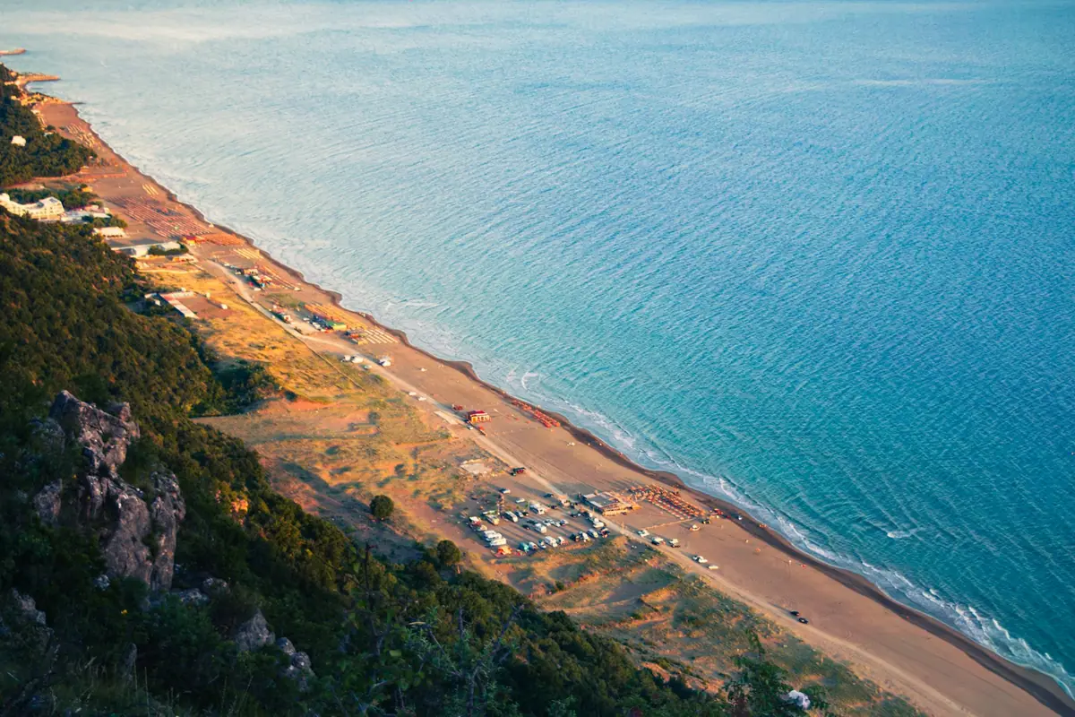 Vista aérea de un tramo de litoral con playa, medio receptor de los vertidos de un emisario