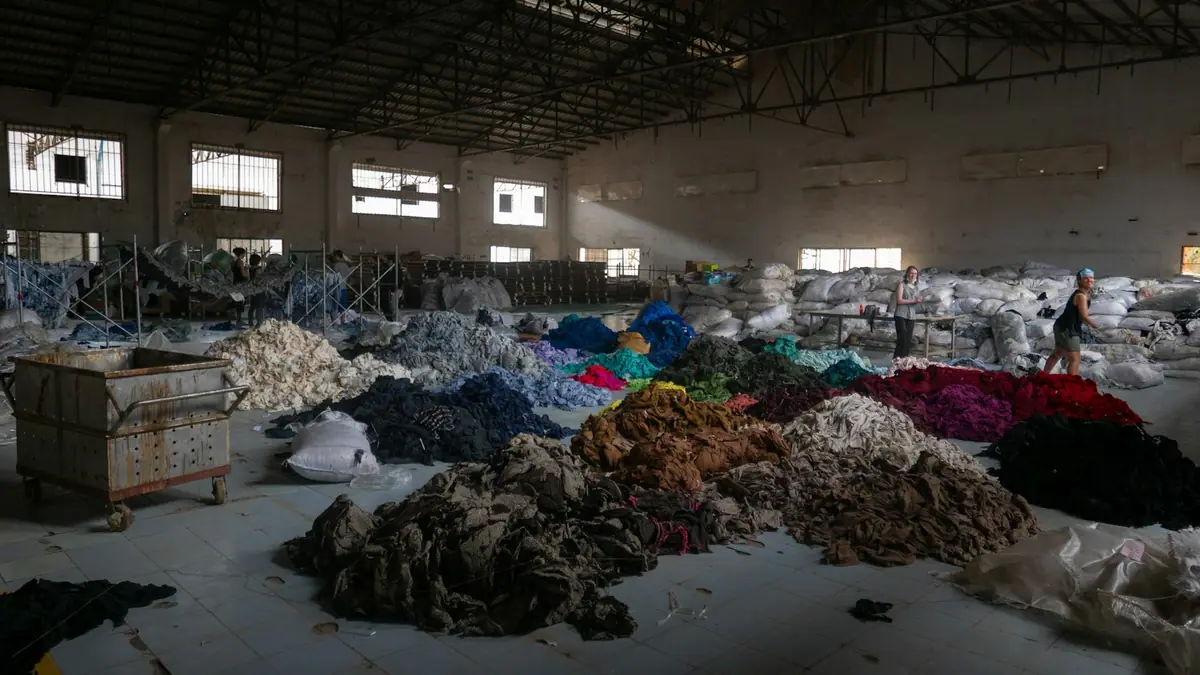 Nave de clasificación de residuos textiles en una planta de reciclado
