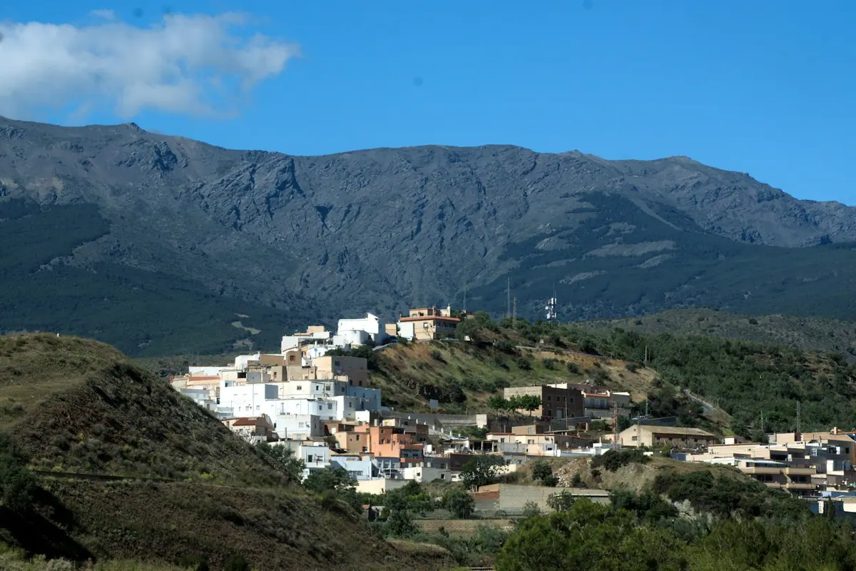 Pueblo de montaña en una ladera, ámbito de una modificación de planeamiento urbanístico
