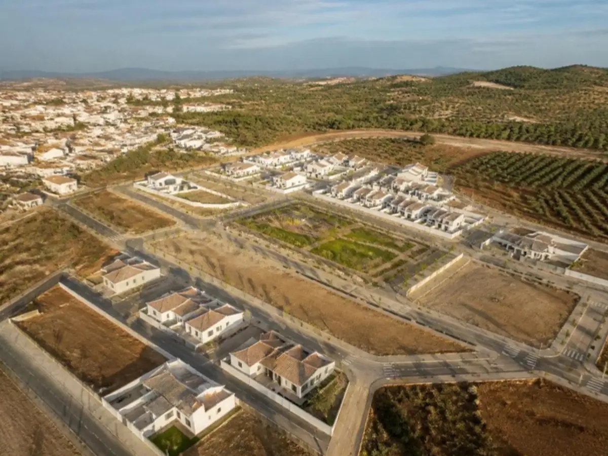 Vista aérea de un nuevo sector residencial junto a un núcleo urbano, ámbito de un plan parcial