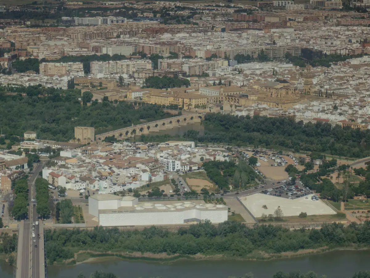 Vista aérea de una ciudad histórica junto a un río