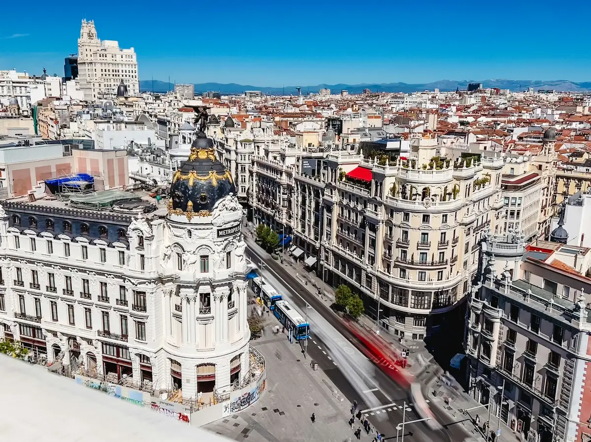 Vista aérea de la Gran Vía de Madrid, ciudad donde Green Globe tiene su oficina de consultoría ambiental y sostenibilidad para el centro y norte de España