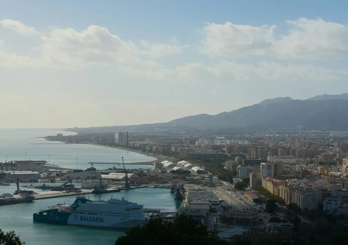 Puerto y ciudad de Málaga con los montes al fondo, área de trabajo de la consultoría ambiental de Green Globe en Málaga