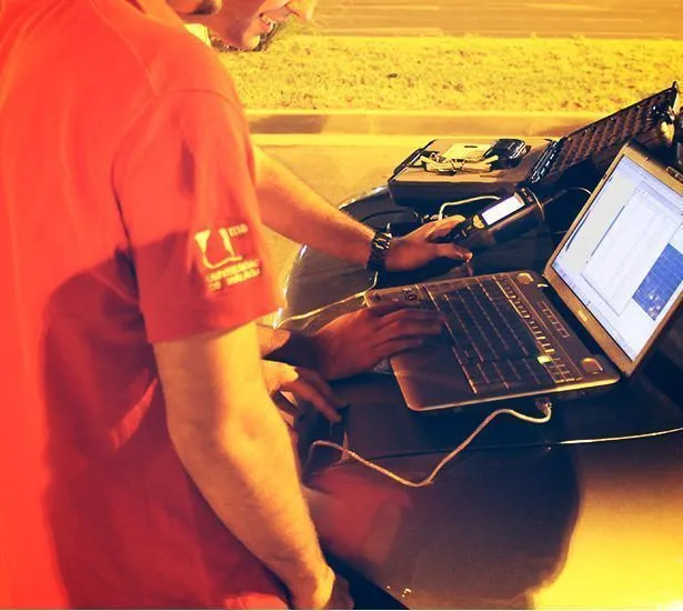 Técnico de Green Globe realizando captura de datos para mapa lumínico con sondas luxométricas y ordenador en campo