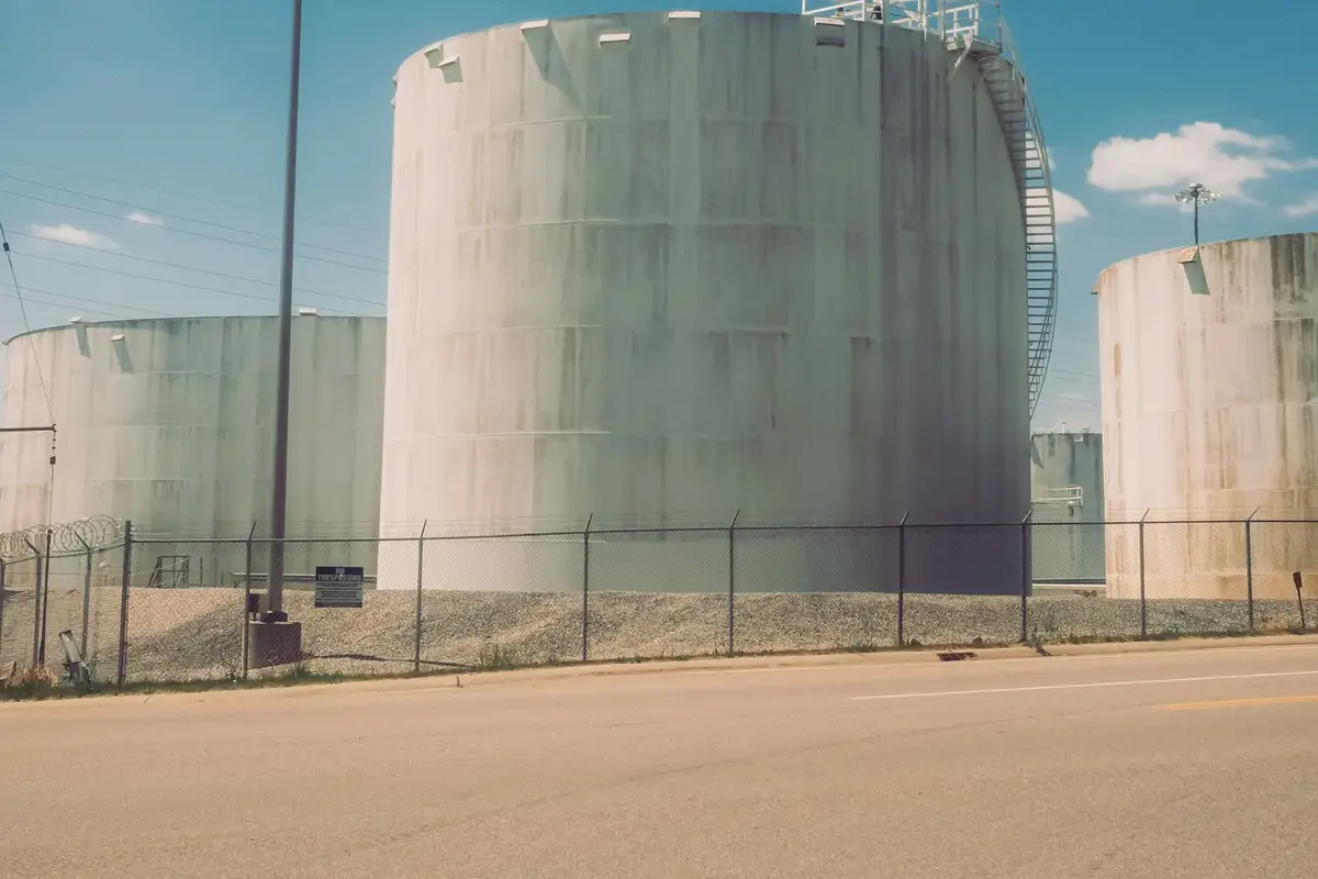 Tanques de almacenamiento de una instalación industrial bajo un cielo despejado, actividad obligada a disponer de plan de autoprotección